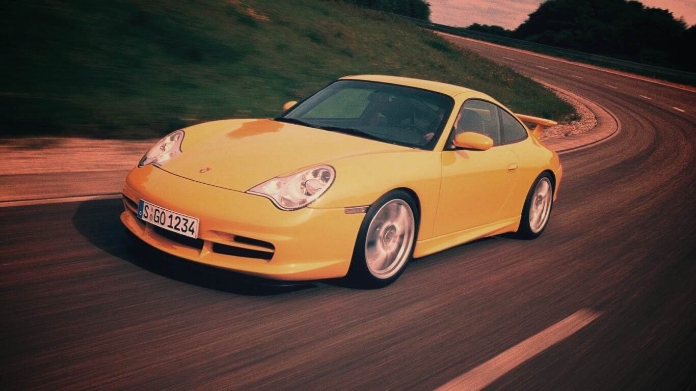 Желтый порш на повороте обои