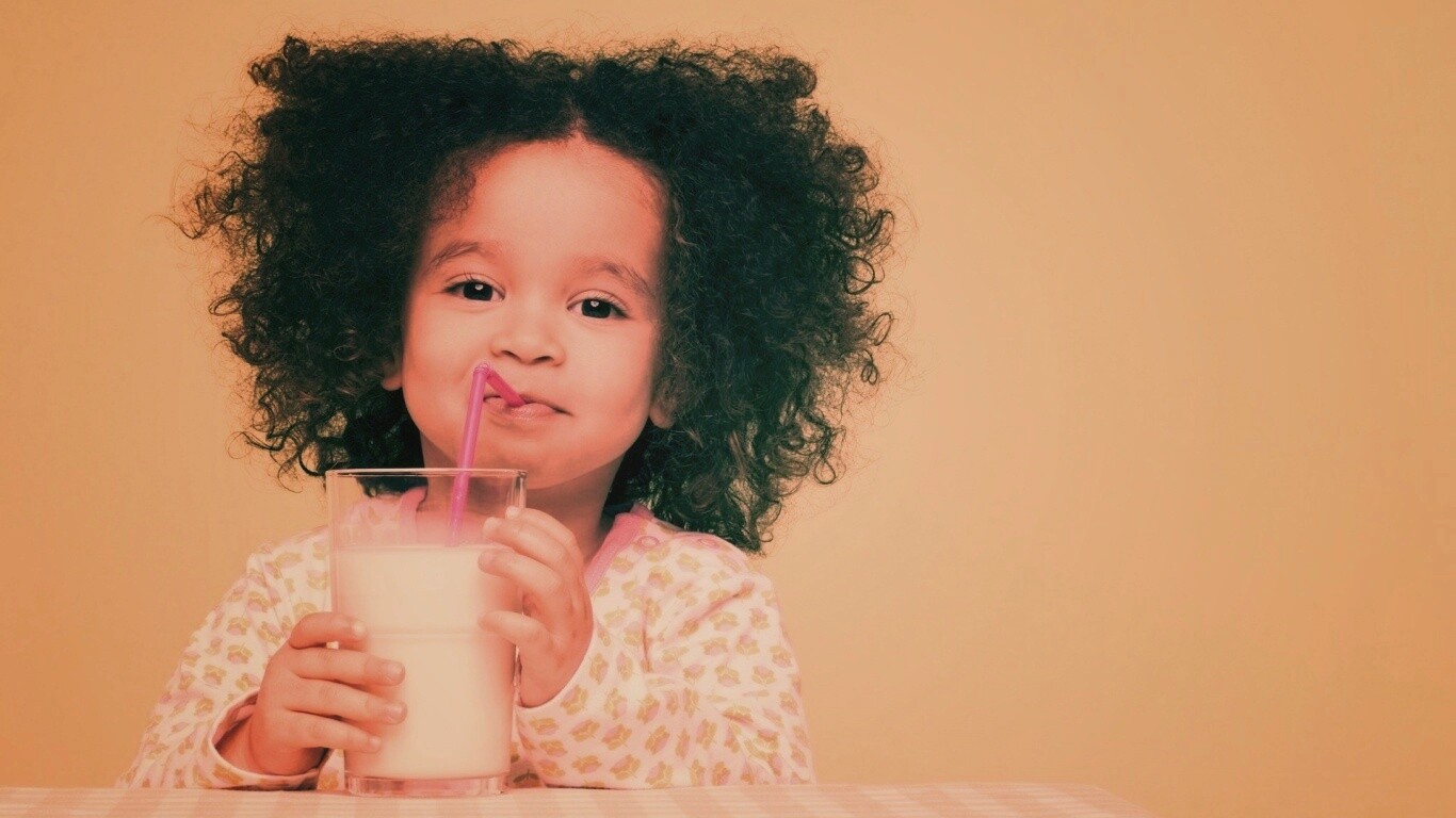 Девочка пьет молоко обои