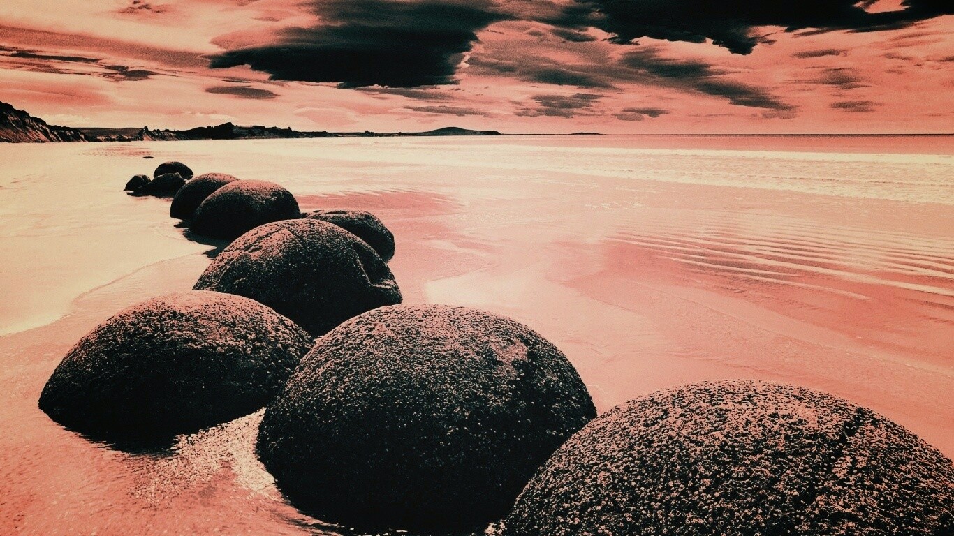 Круглые камни на берегу обои