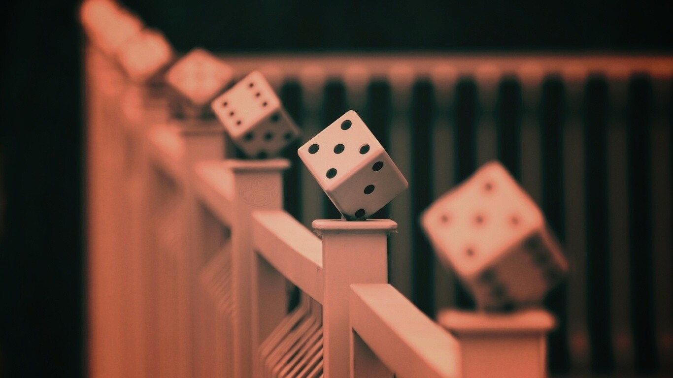 Игральные кости украшающие перила обои