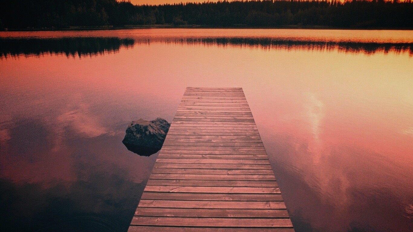 Деревянный пирс на озере обои