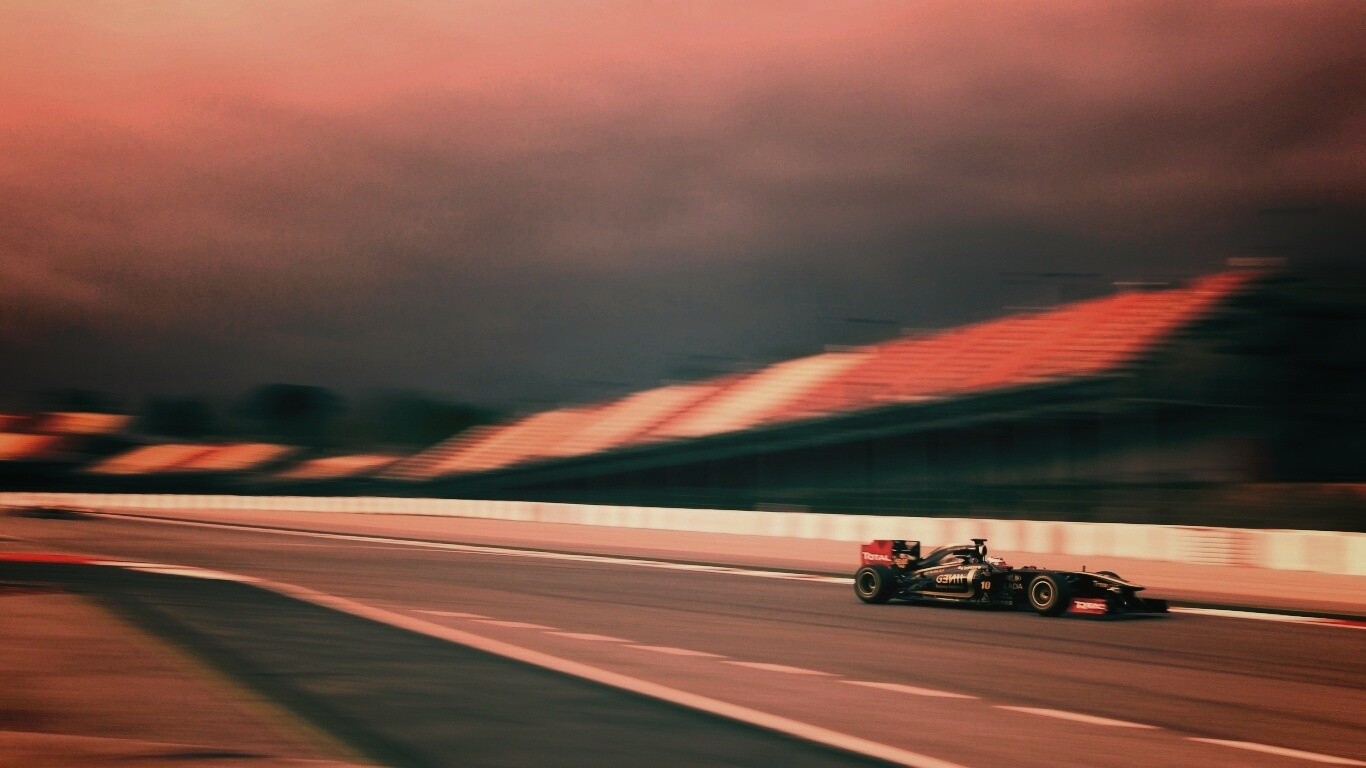 Болид на треке обои