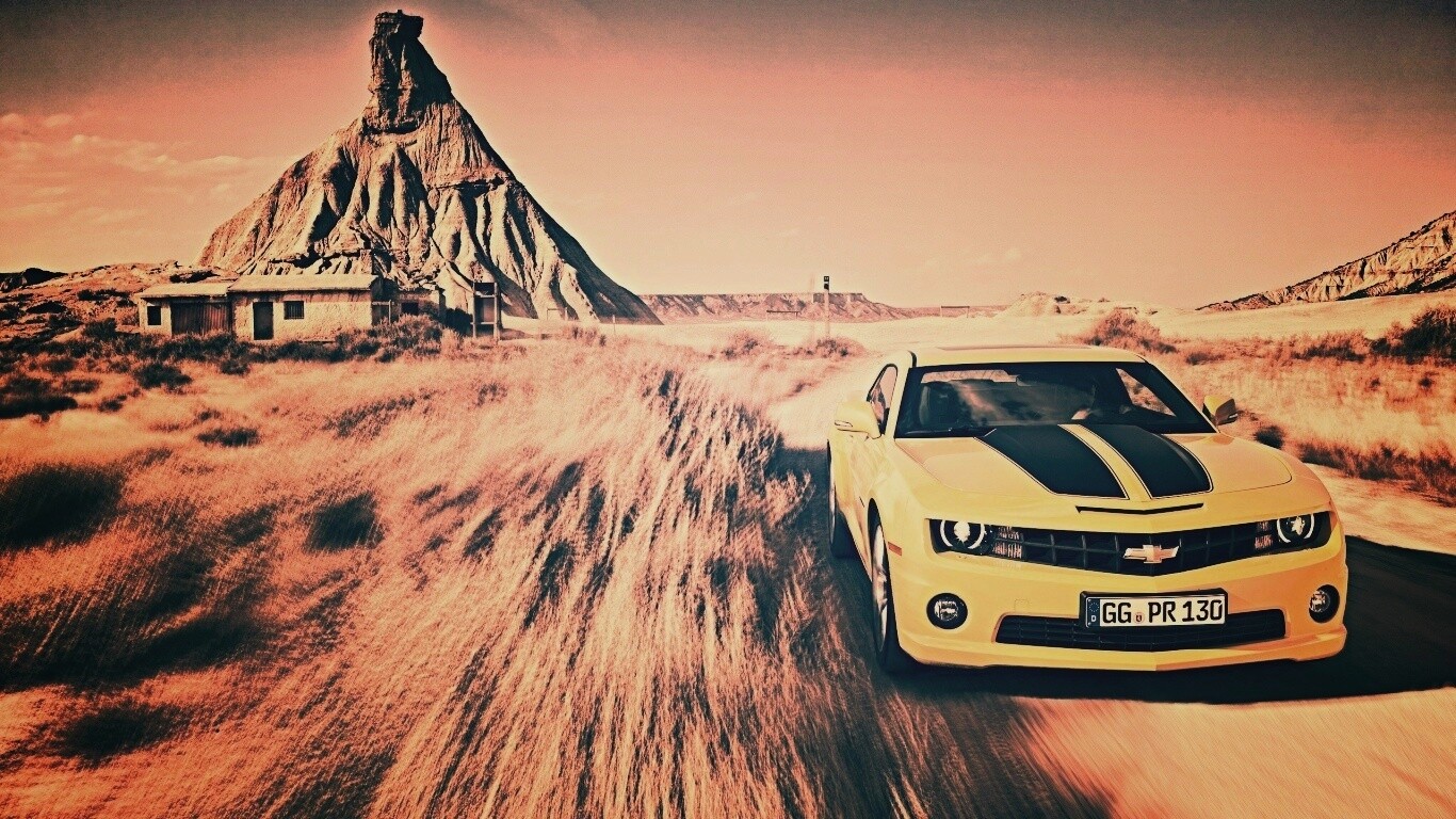 Камаро на пустынной дороге обои