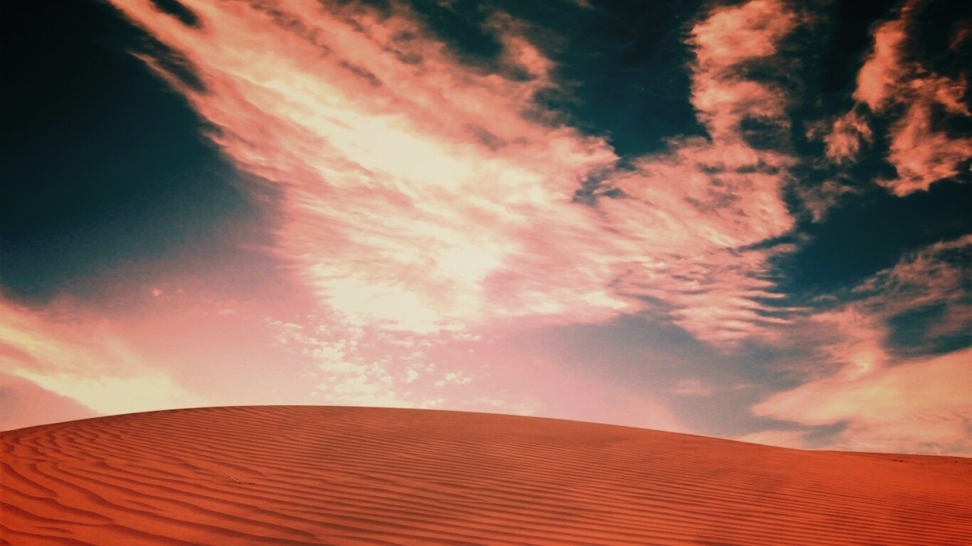 Облака над пустыней обои