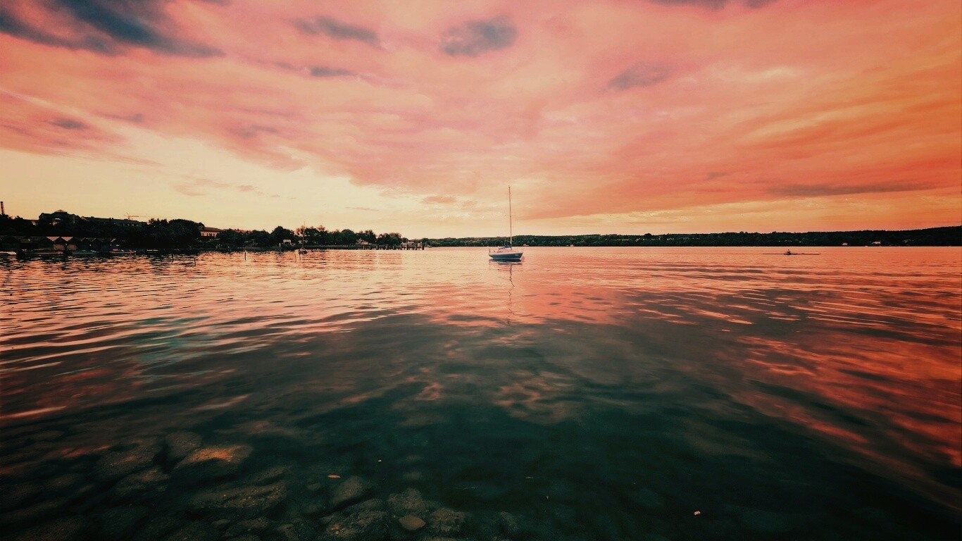 Яхта на озере обои