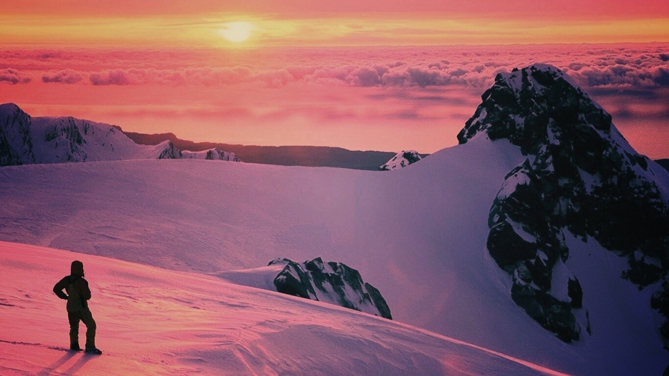 Путешественник в горах обои