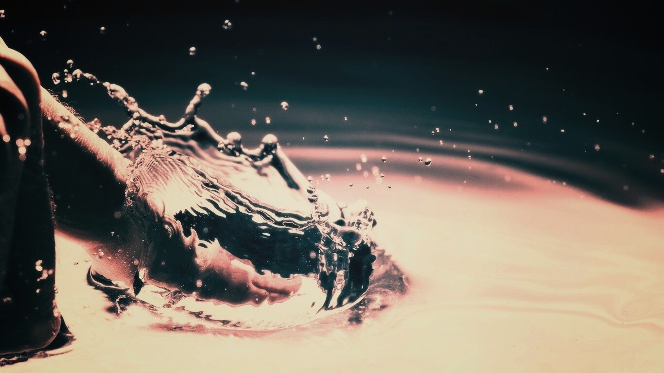 Палец в воде обои