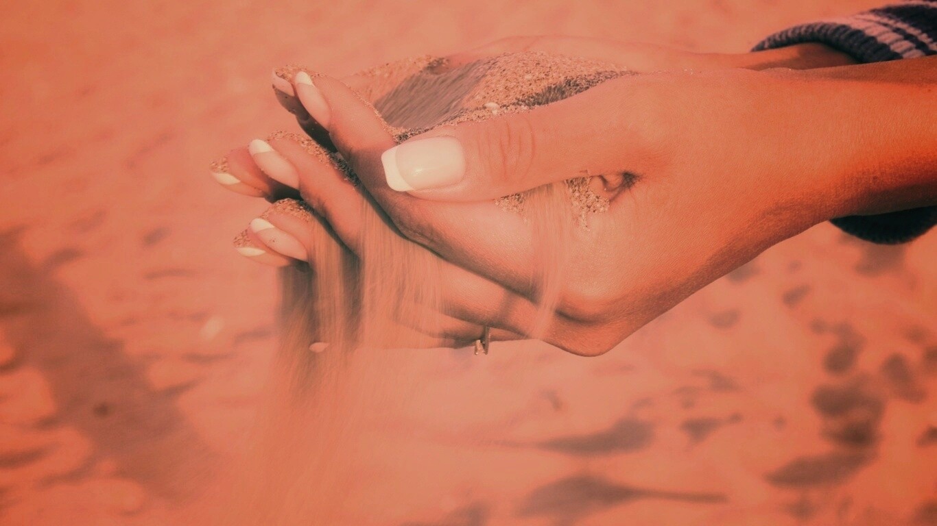 Песок сквозь пальцы обои