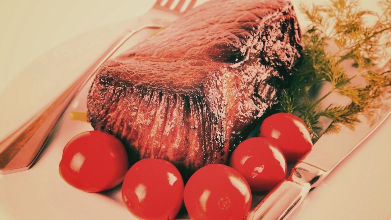 Стейк с помидорами обои