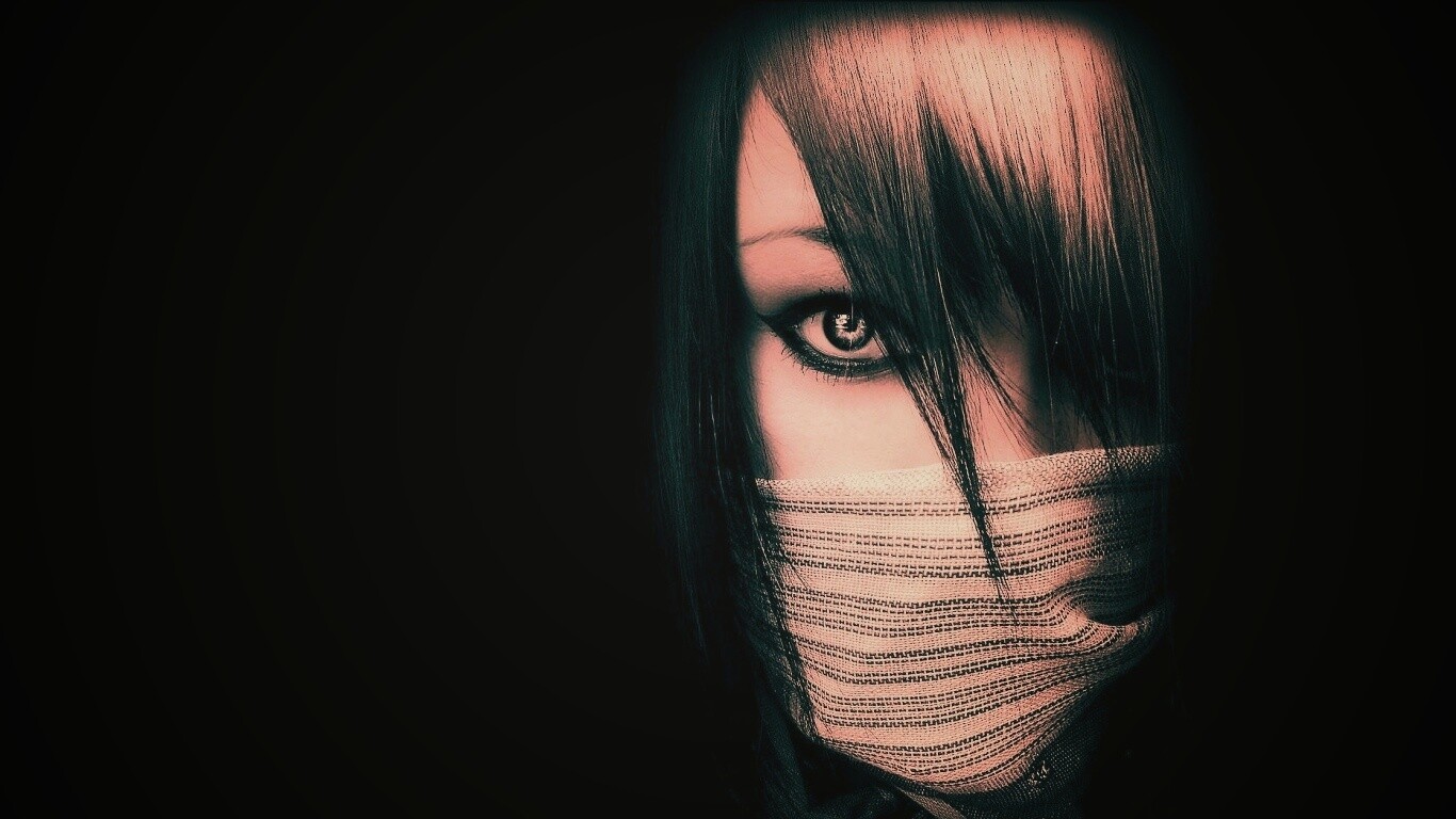 Девушка с закрытым ртом обои