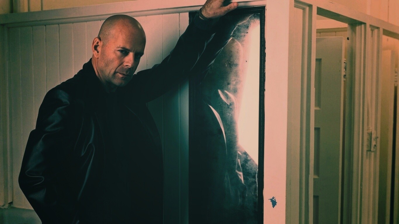 Брюс Уиллис у зеркала обои