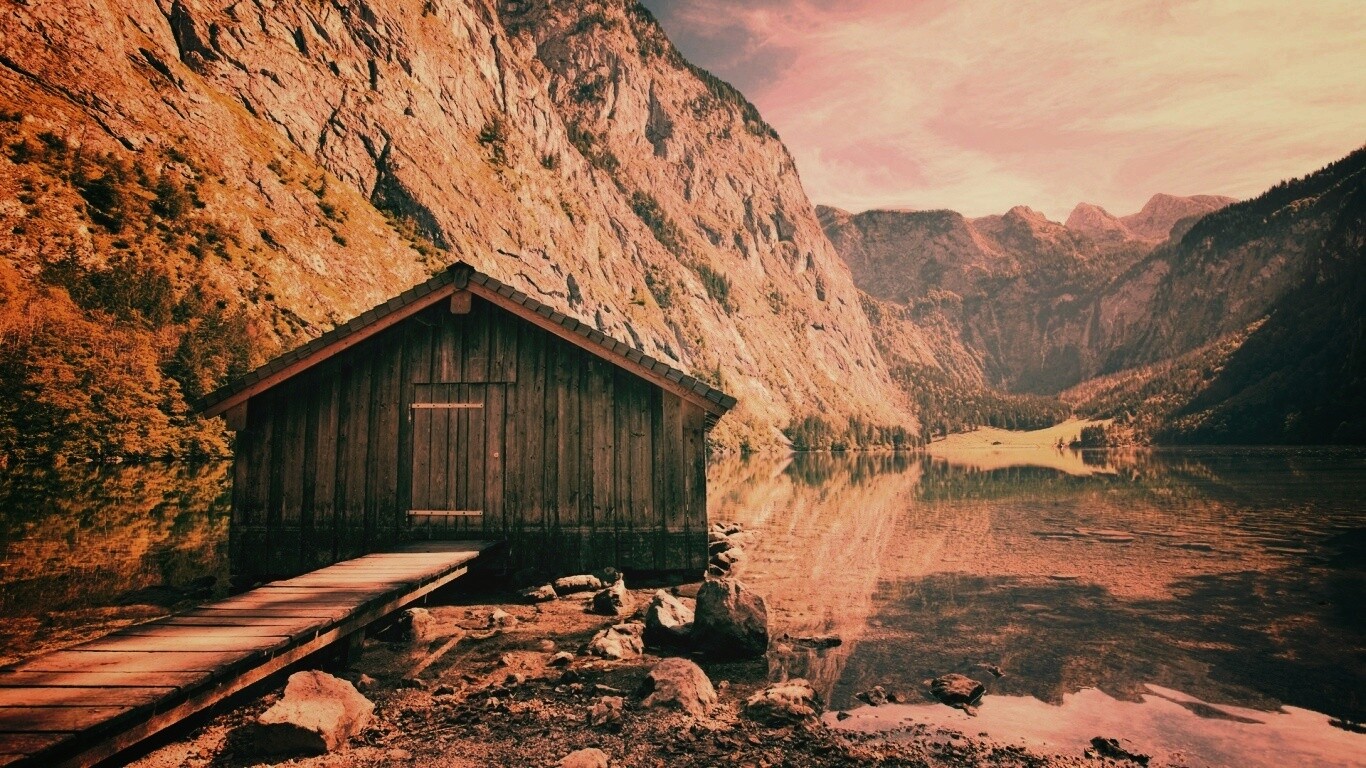 Лодный сарай на горном озере обои