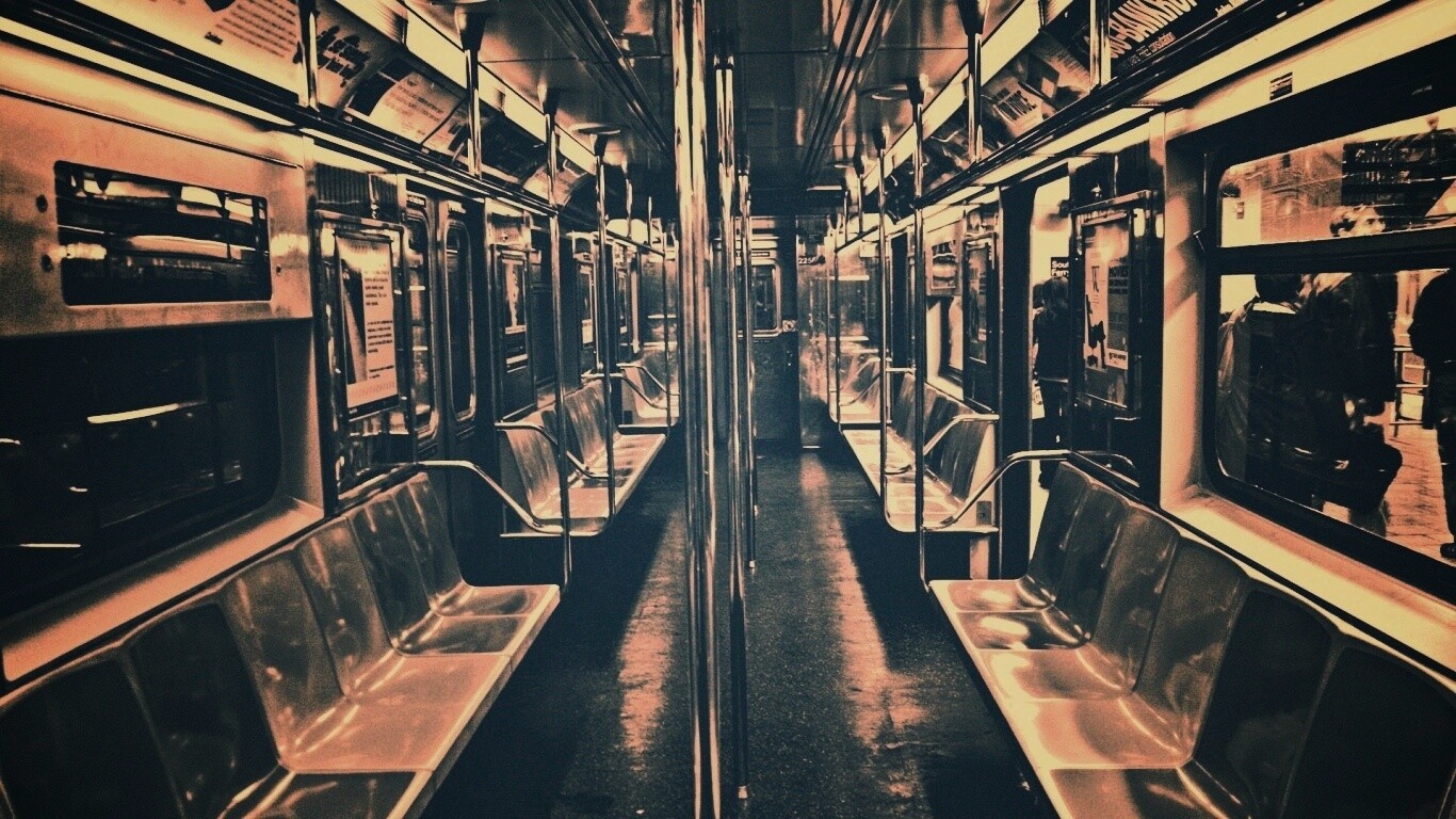 Пустой вагон метро обои