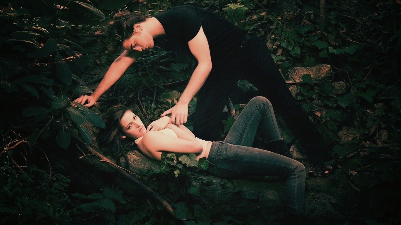 Эдвард и Белла в лесу обои