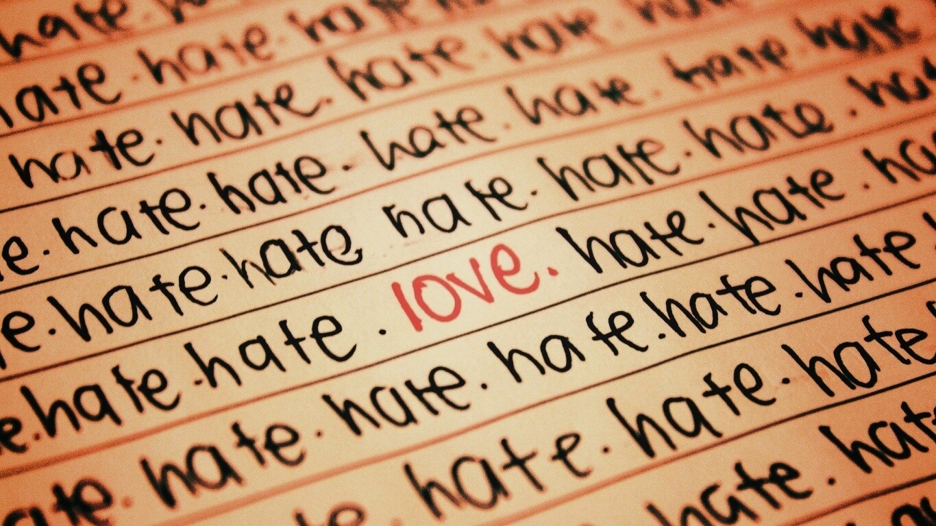 Любовь среди ненависти обои