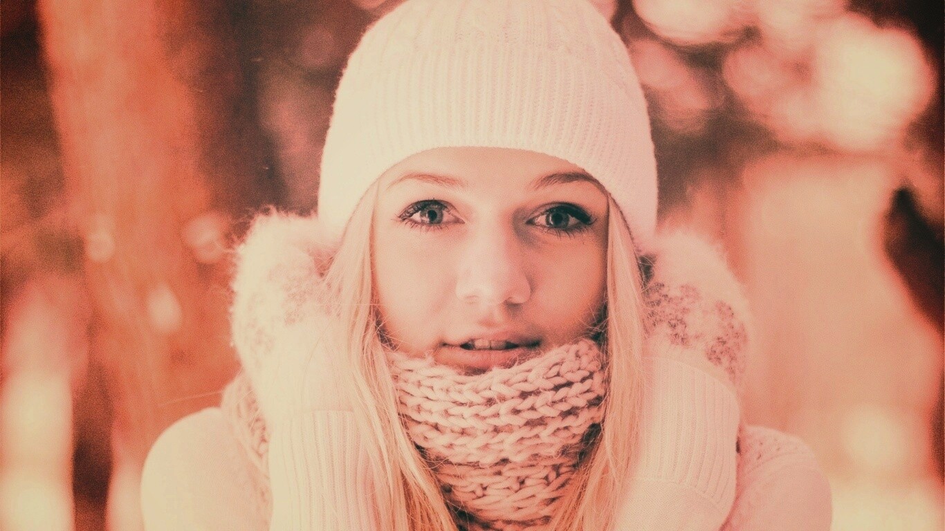 Девушка в белом в снежном лесу обои