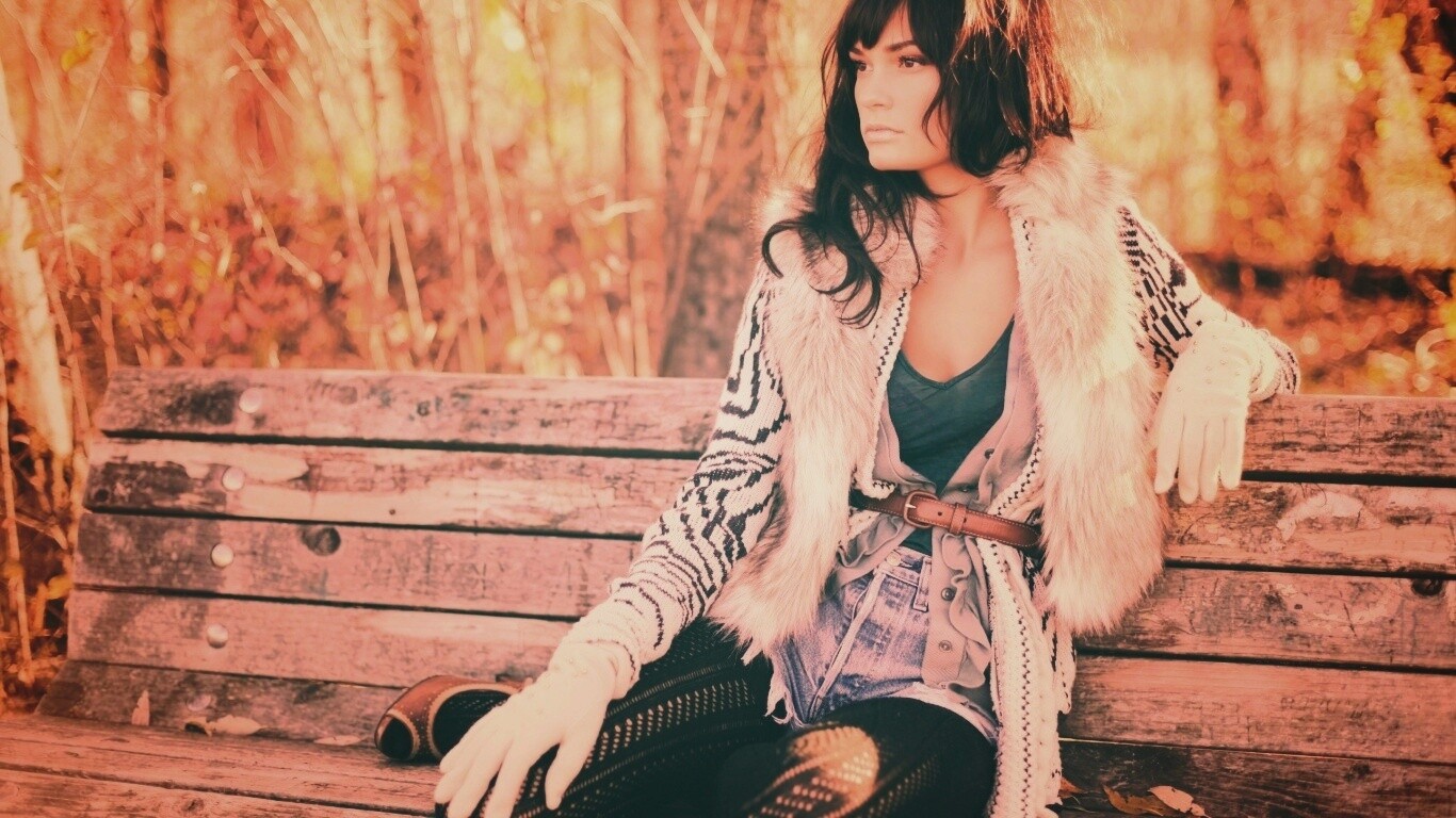 Красивая девушка сидит на скамейке обои