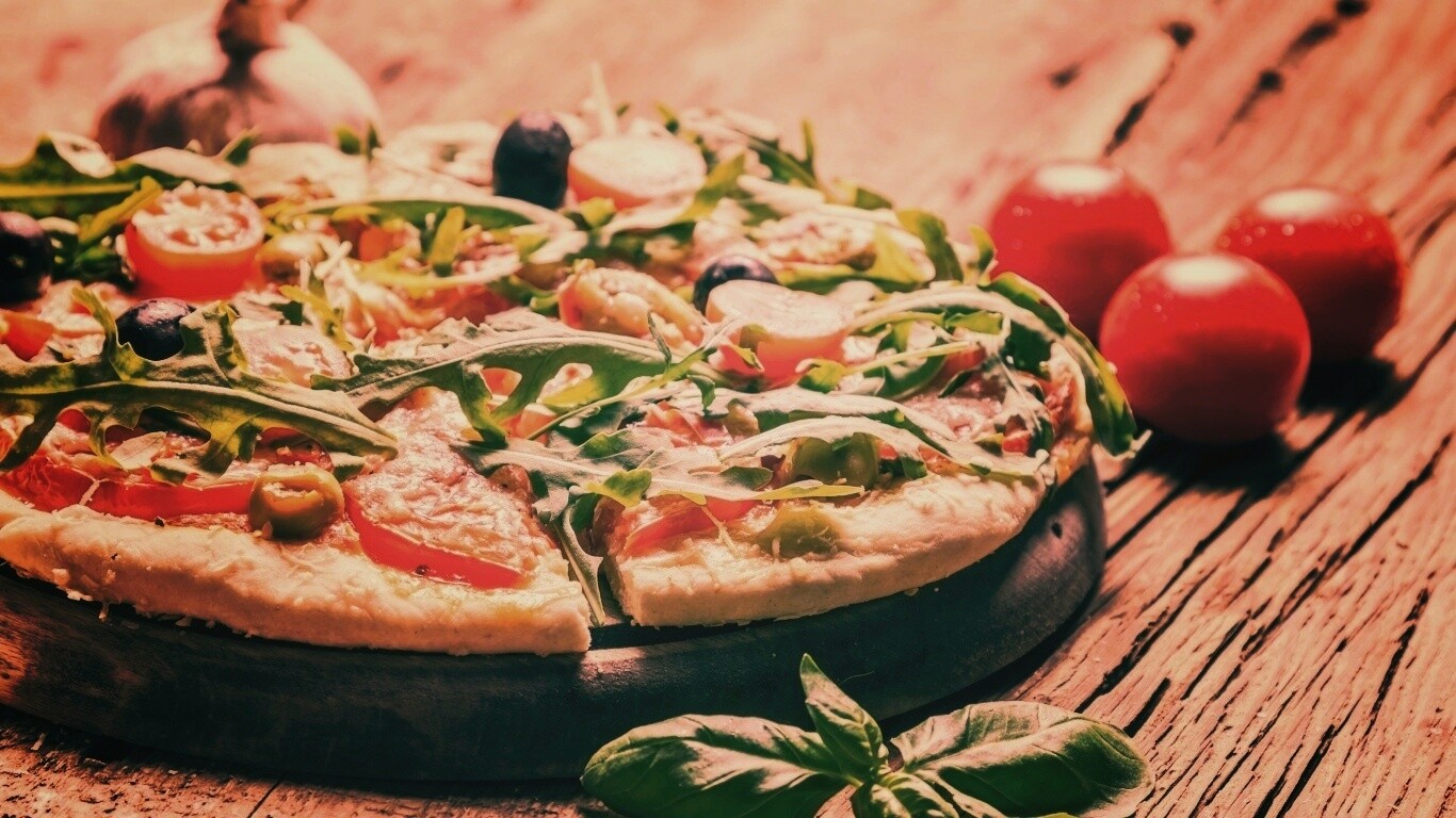 Свежая пицца с рукколой обои