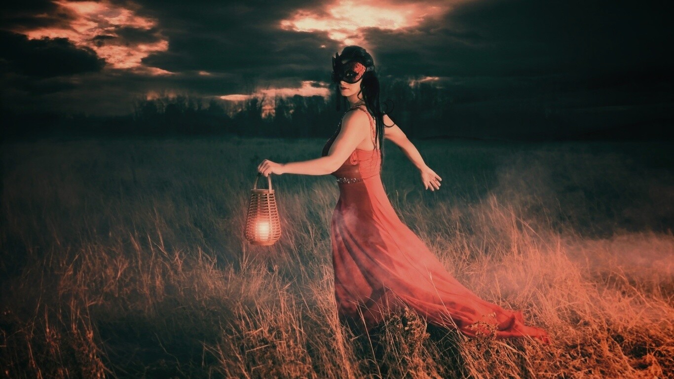 Девушка со свечей обои