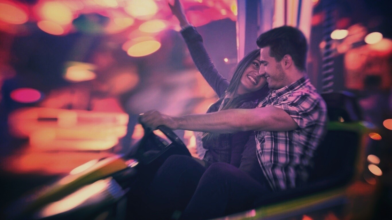 Счастливая пара на аттракционах обои