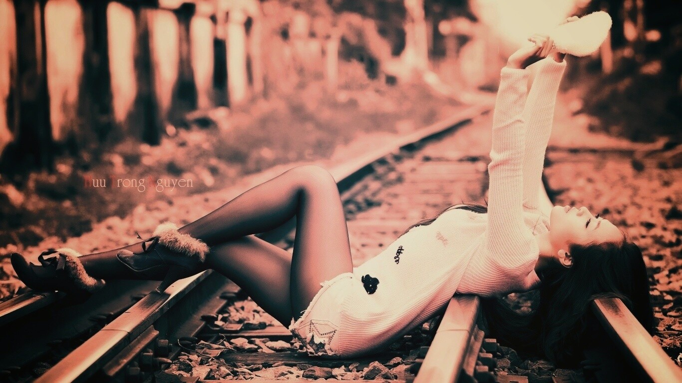 Модель на железнодорожных путях обои