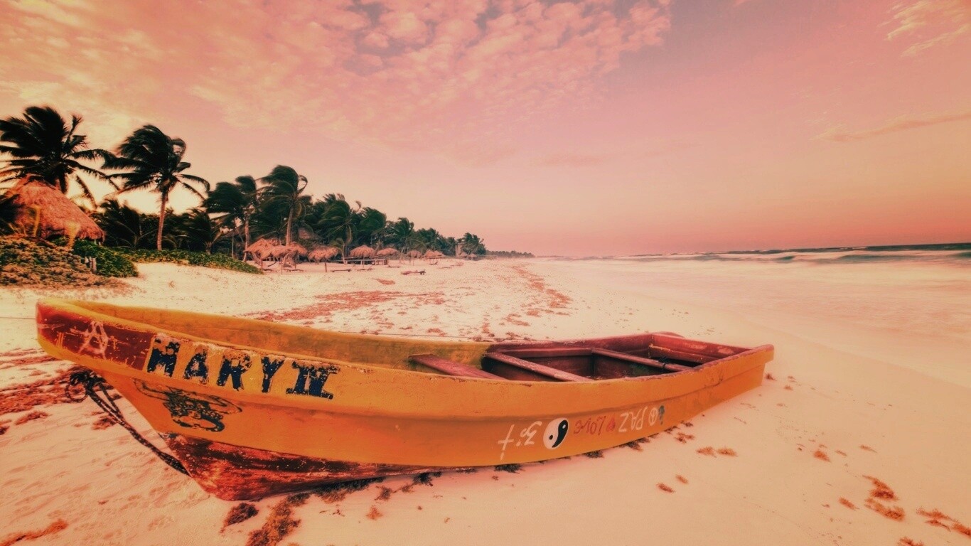Лодка на берегу моря MARY IV обои