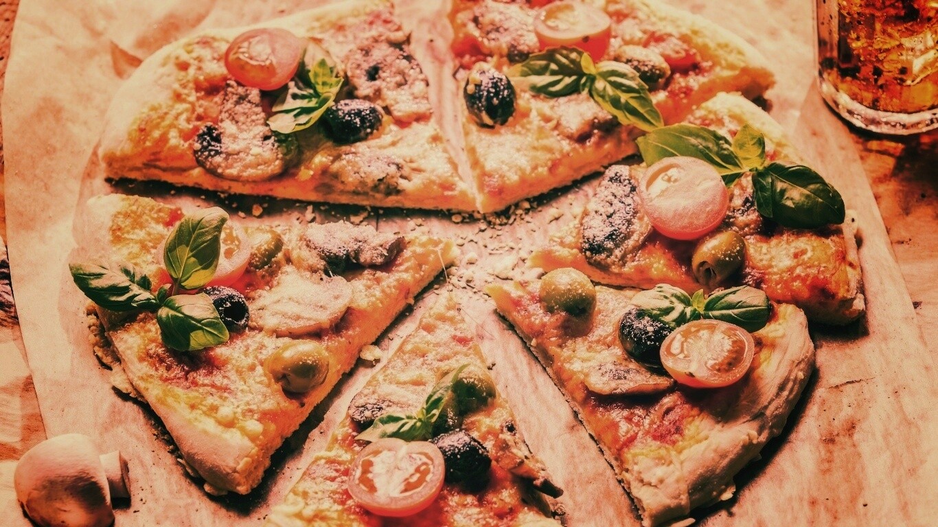 Сочная пицца с томатами и пармезаном обои