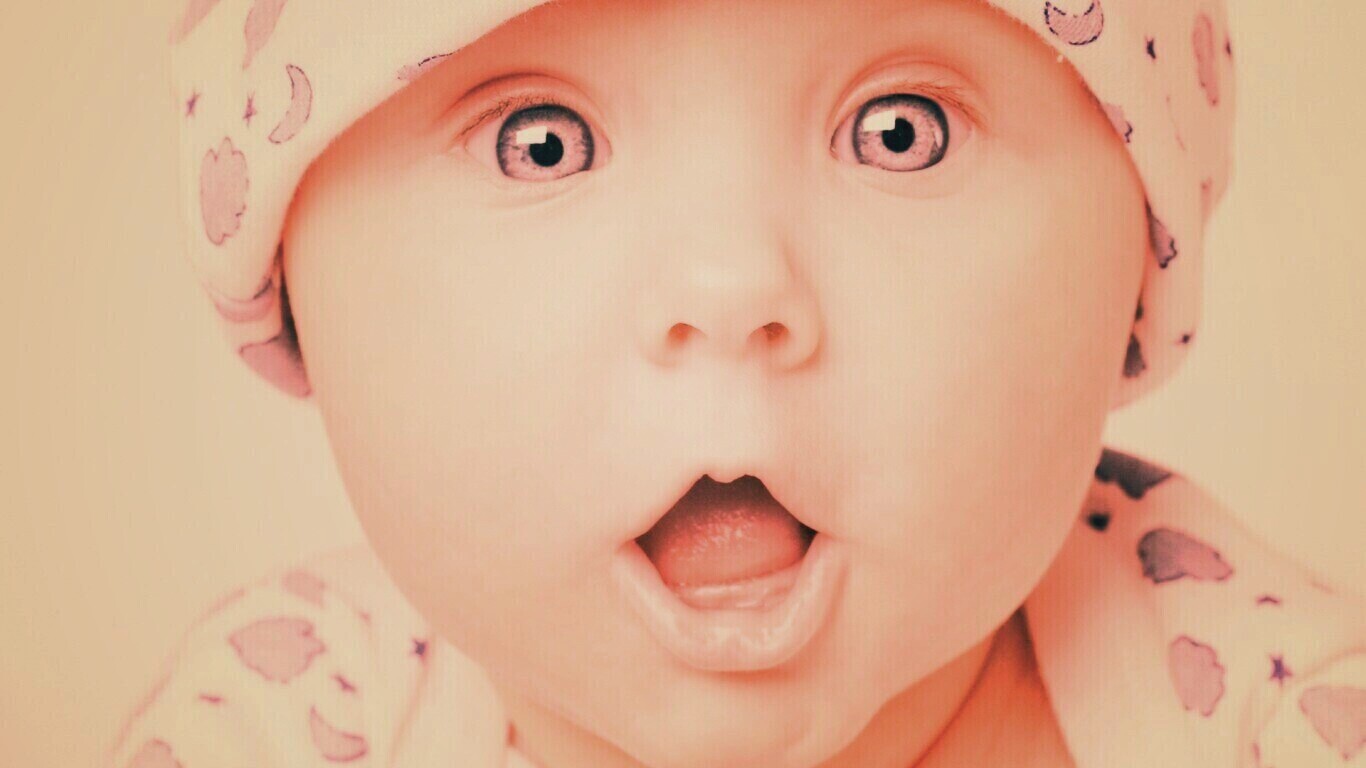 Удивлённый малыш обои
