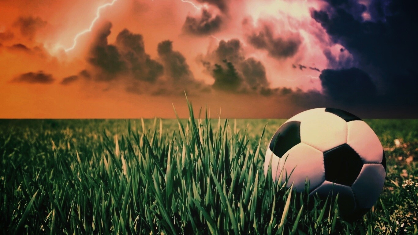 Футбольный мяч на газоне обои