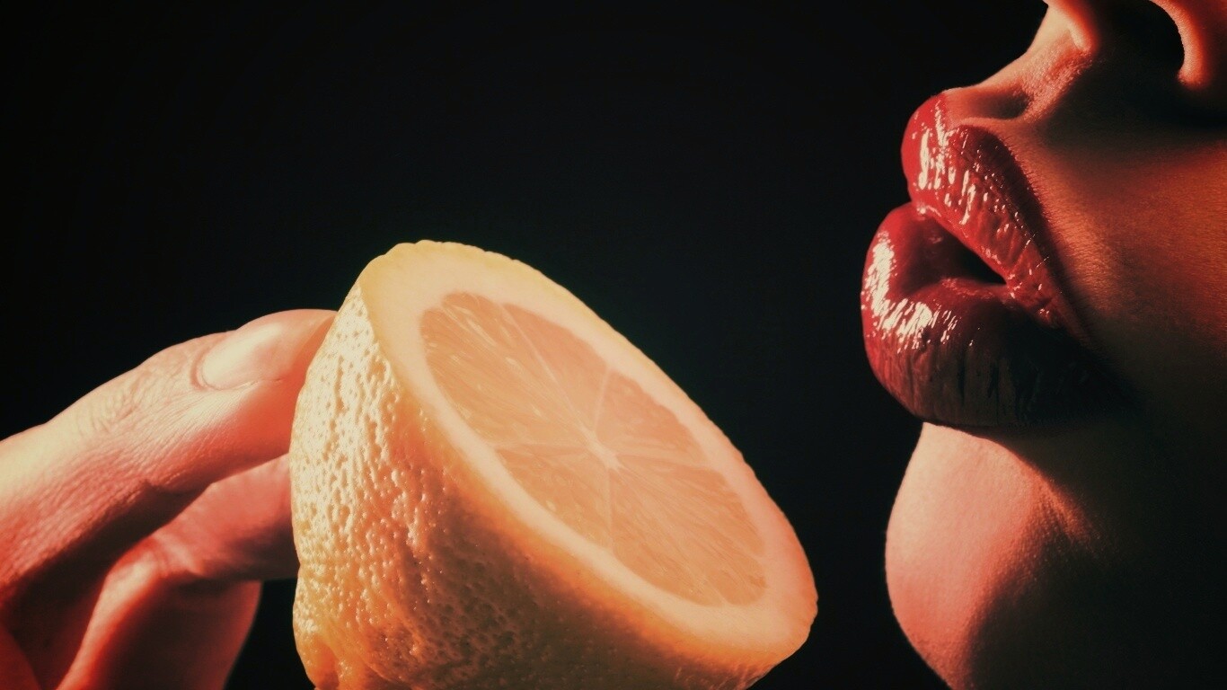 Лимон и губы обои