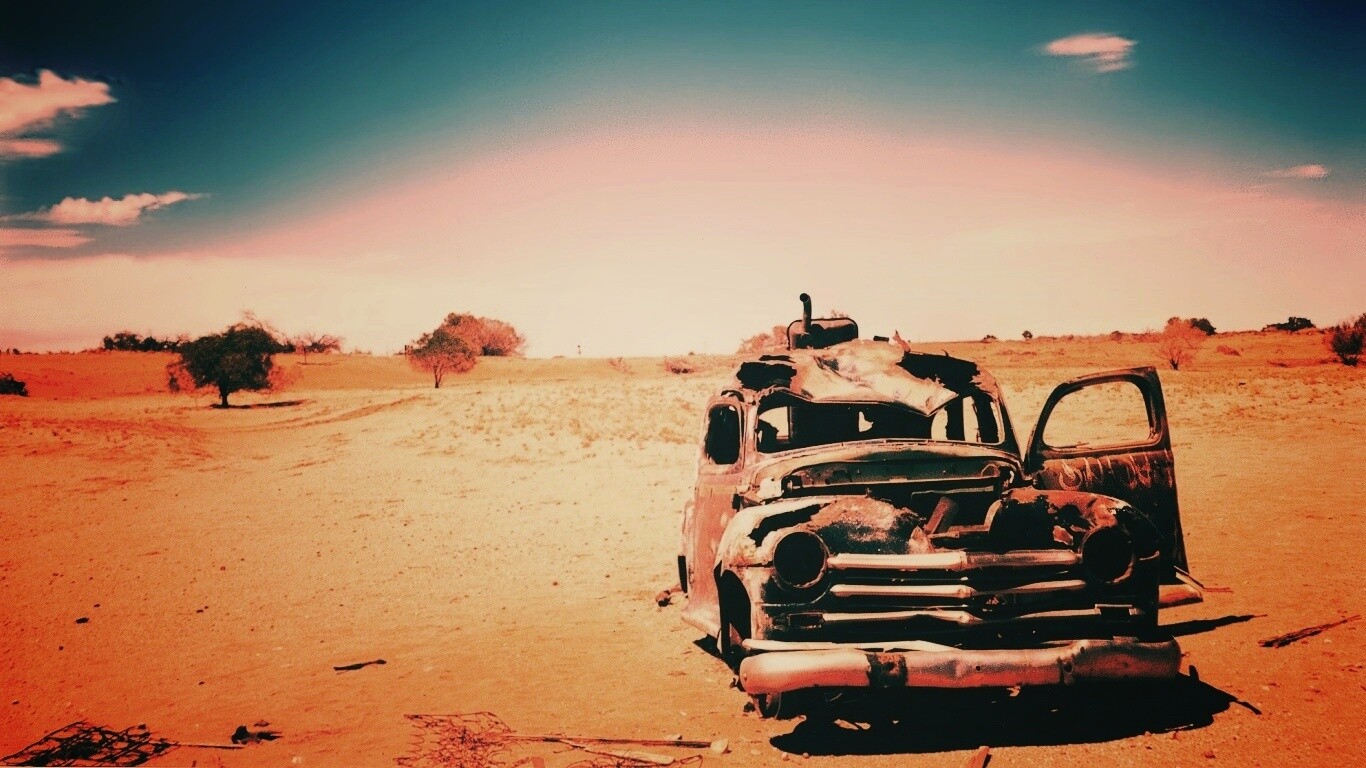 Брошенная в пустыне машина обои