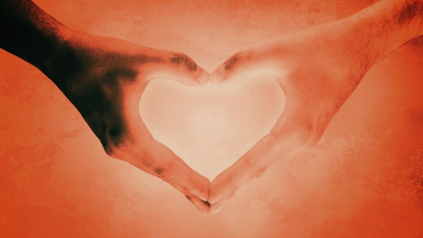 Сердце из сложенных рук обои