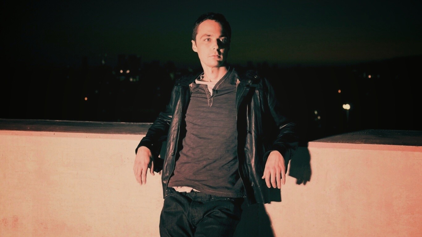 Джим Парсонс на балконе обои