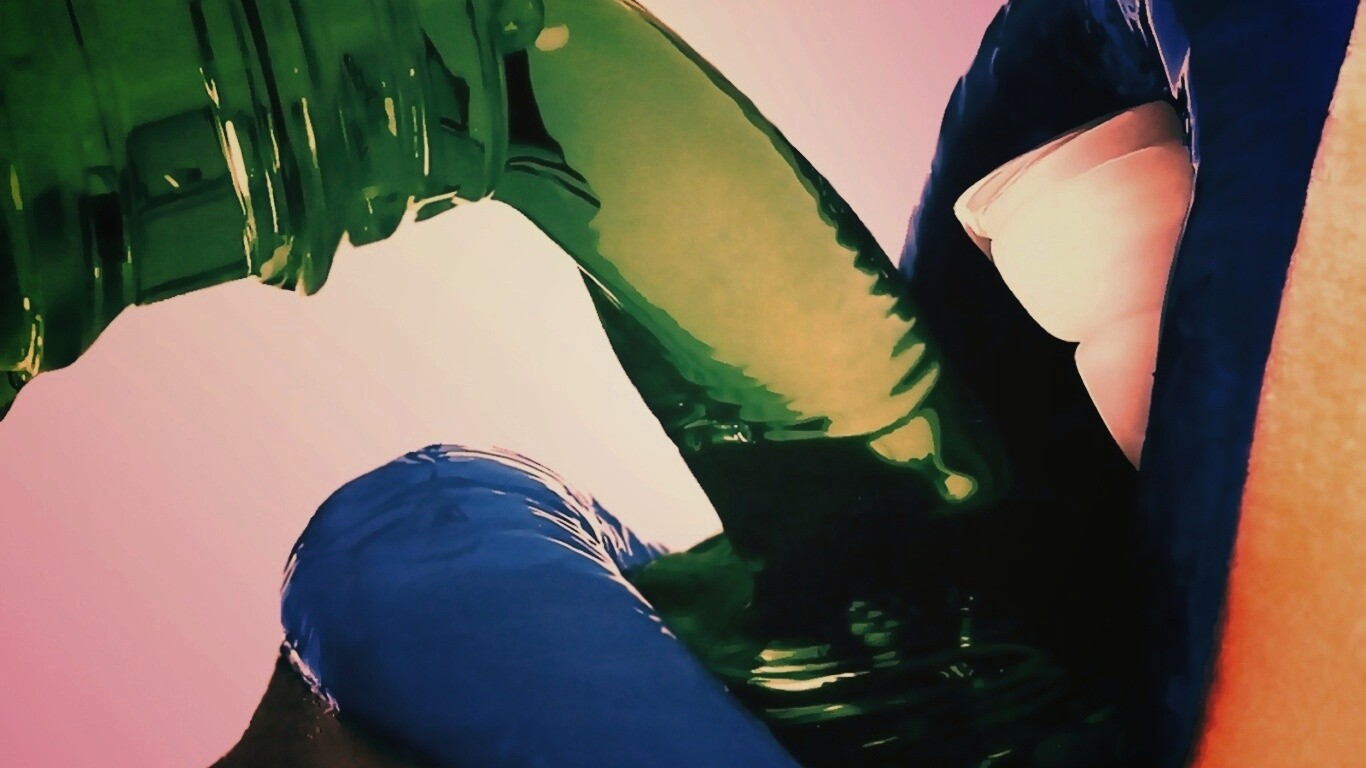 Пьющая девушка обои