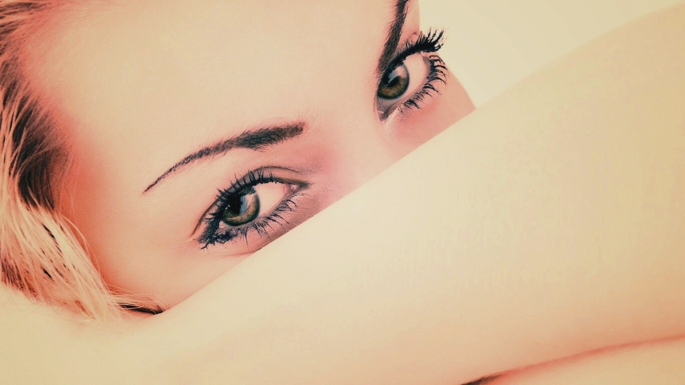 Девушка прикрыла лицо рукой обои