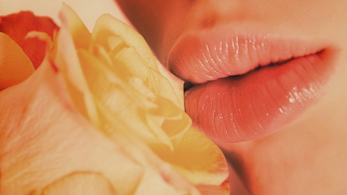 Губы девушки и роза обои