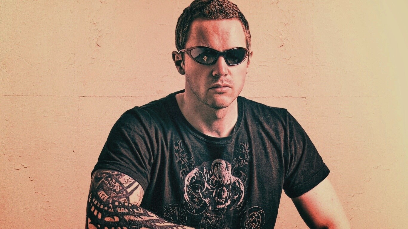 Парень с татуировкой обои