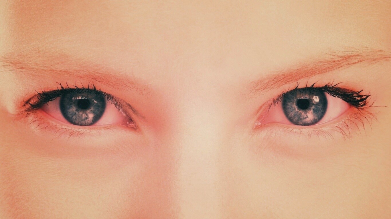 Она смотрит на тебя обои