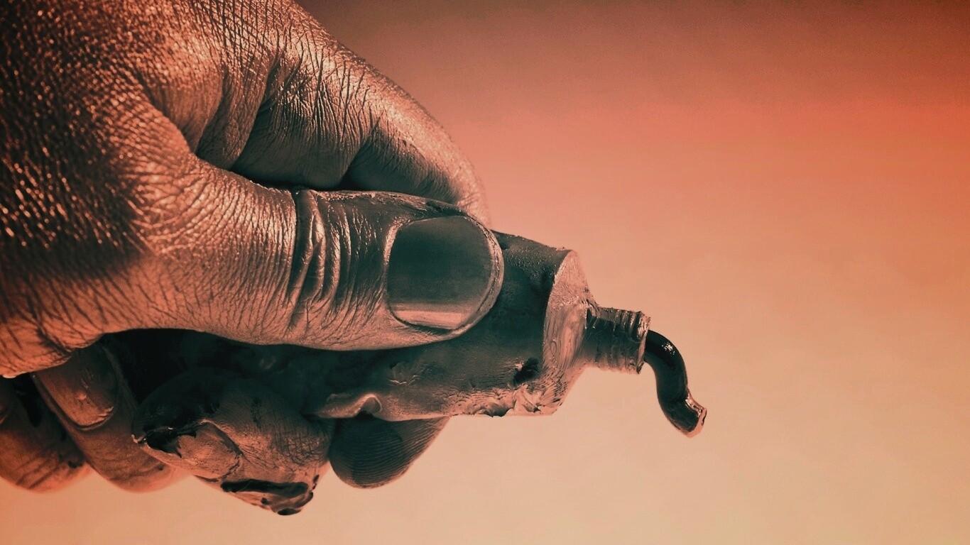 Чёрная краска обои