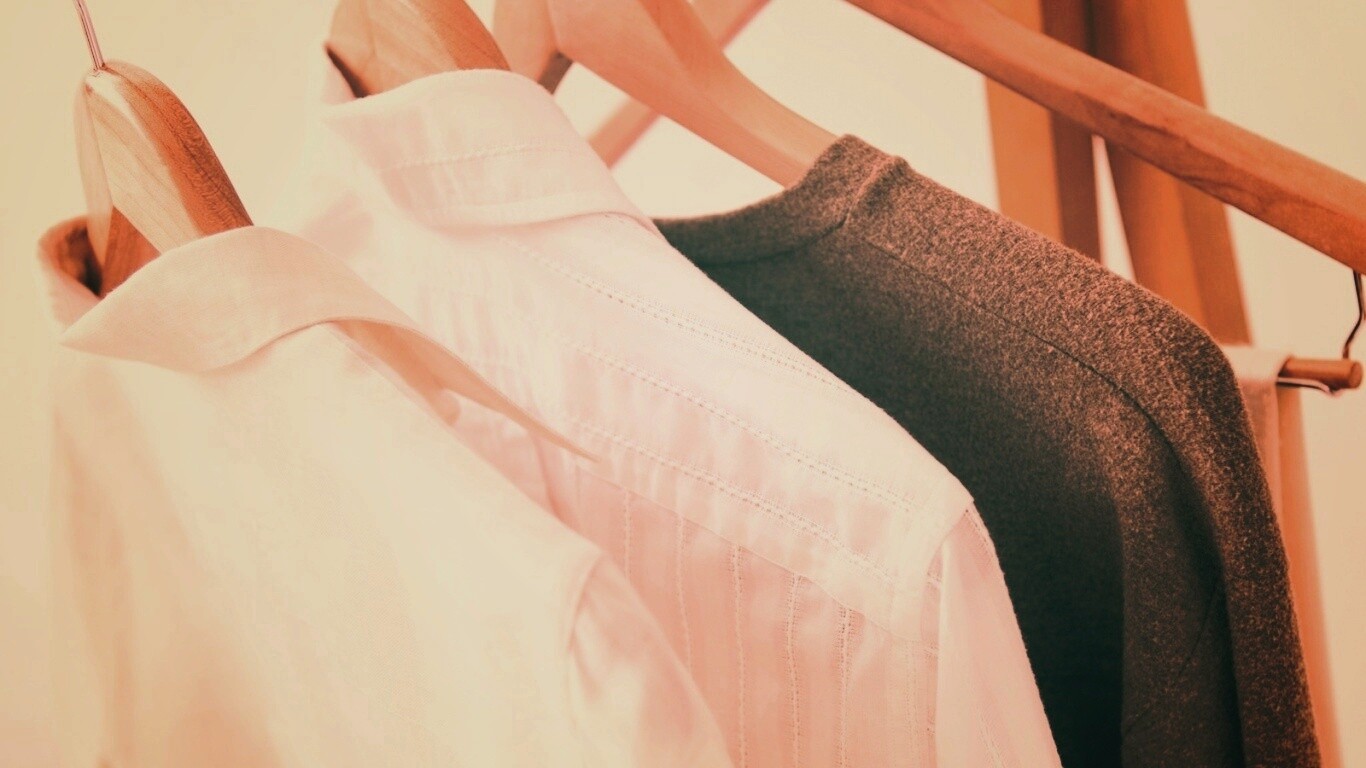 Вещи на вешалке обои