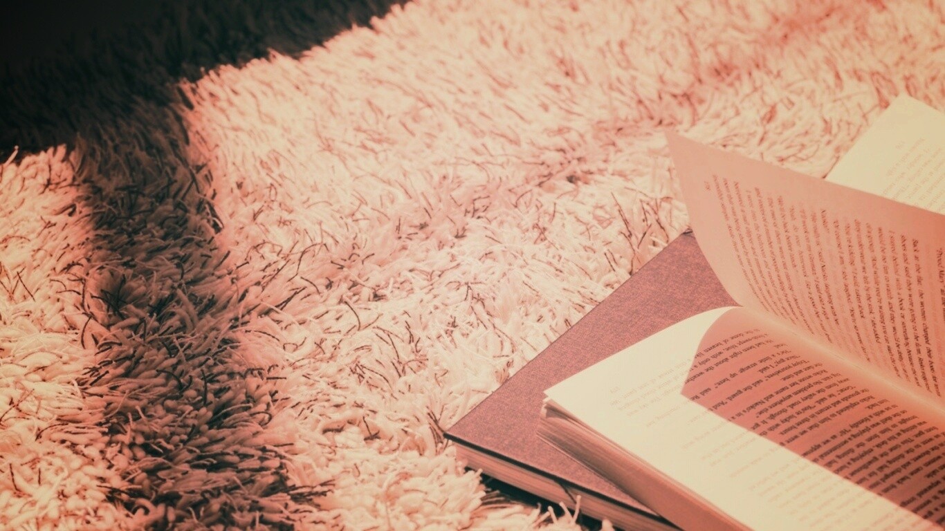 Книга на полу обои