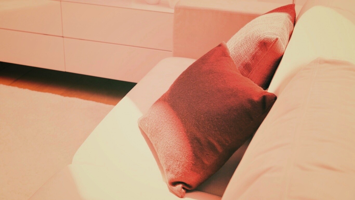 Подушки на диване обои