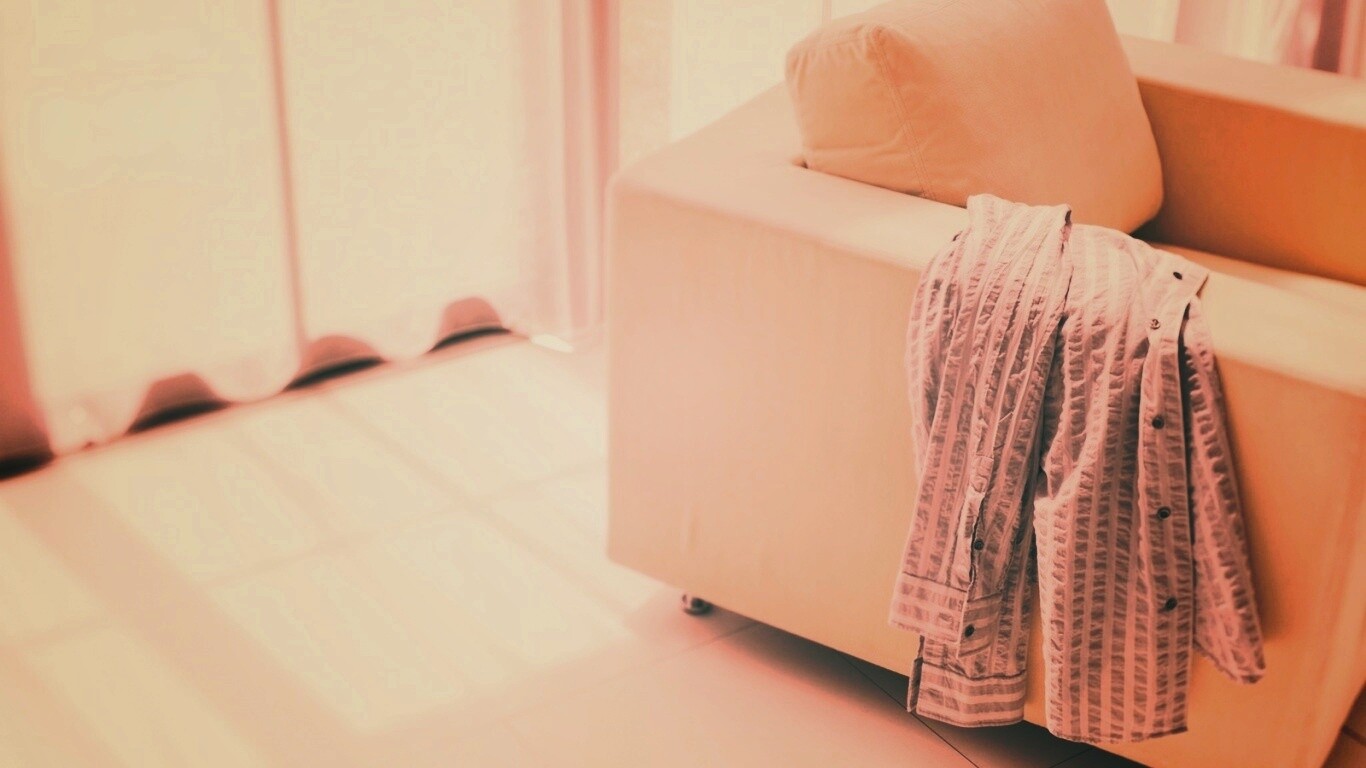 Рубашка на кресле обои