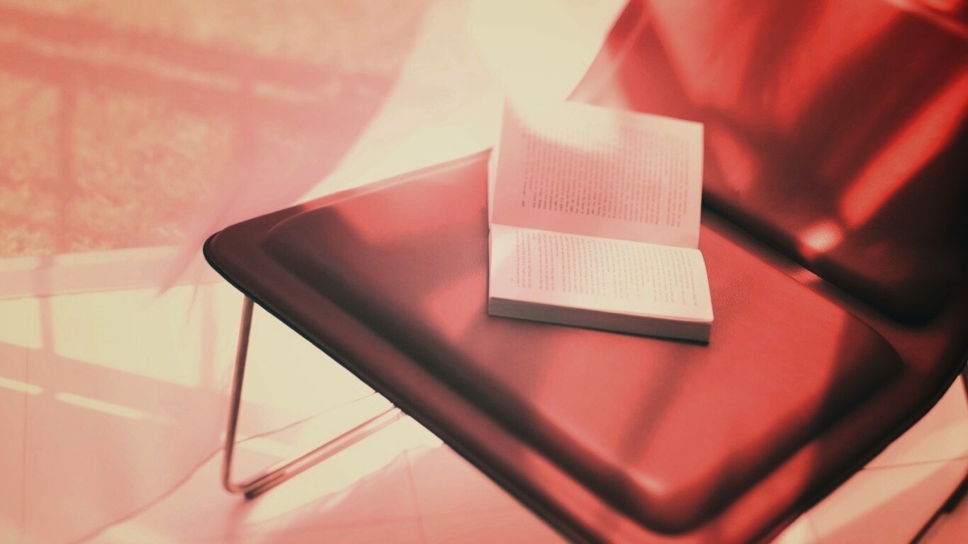 Книга на стуле обои