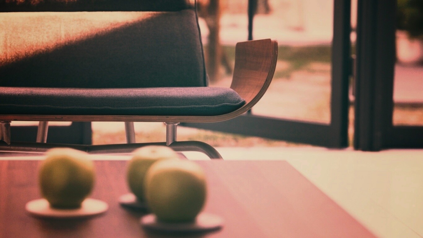 Яблоки на столе обои