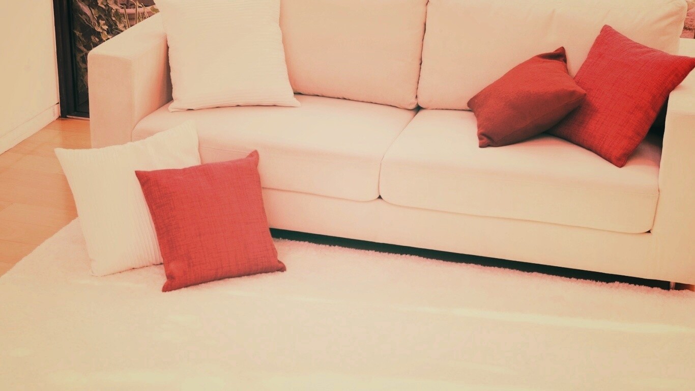 Диван с подушками обои