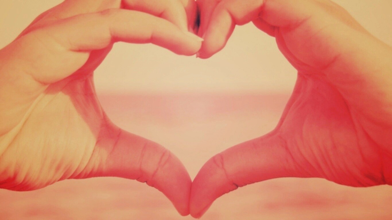 Руки сложенные сердечком обои
