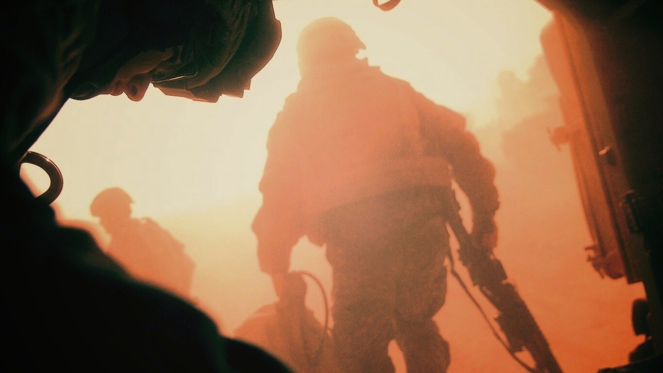 Солдаты выходят из броневика обои