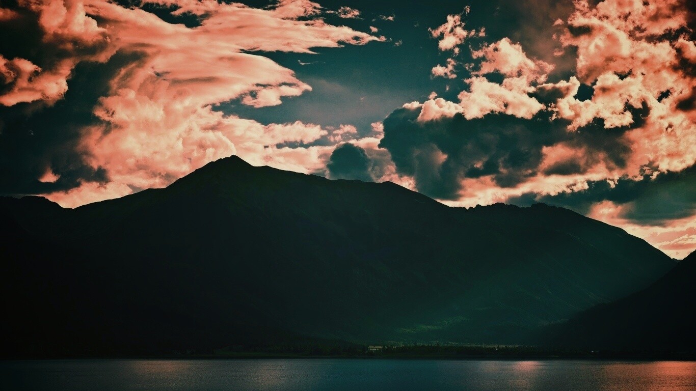 Свет на склонах гор обои