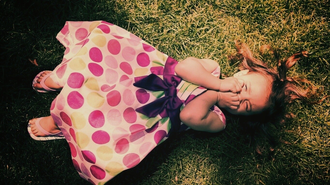 Девочка на траве обои